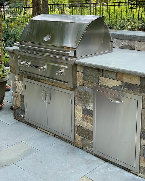 Fieldstone Dark Ashlar natural stone veneer outdoor kitchen